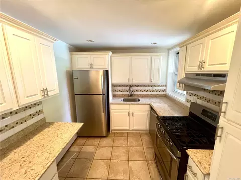 42-30 Douglaston Pkwy #2L, Douglaston, NY 11363