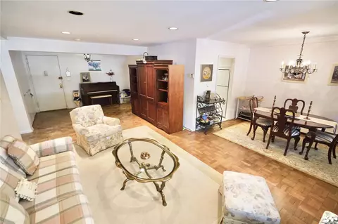 50 Hillpark Ave #1H, North Hempstead, NY 11021
