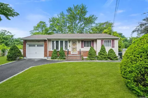 1600 Brightshore Blvd, Bay Shore, NY 11706