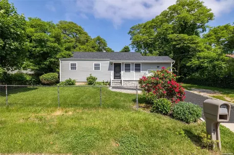 35 Pace Ave, Bellport, NY 11713