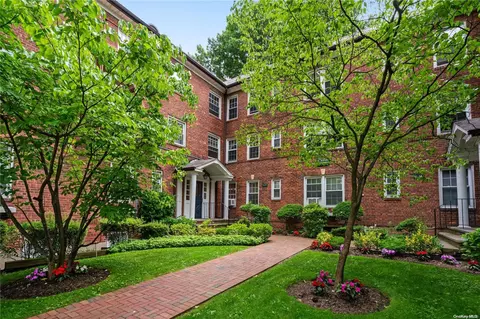 10 Welwyn Rd #1D, North Hempstead, NY 11021