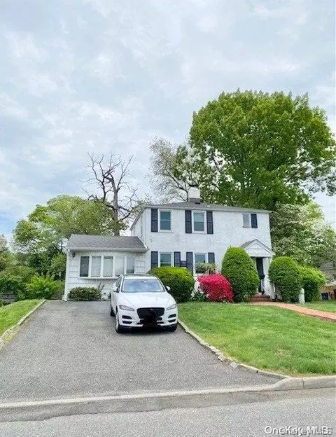 19 Hickory Ln, North Hempstead, NY 11577