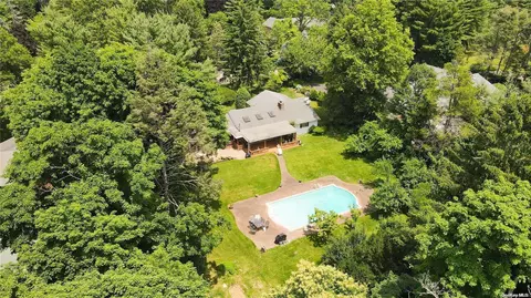 8 The Pnes, North Hempstead, NY 11568