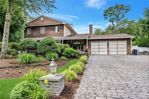 582 Terry Rd, Hauppauge, NY 11788
