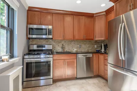 46 Terrace Cir #2D, North Hempstead, NY 11021