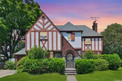 174 E Old Country Rd, North Hempstead, NY 11501