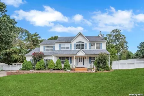 23 Plandome Pl, Selden, NY 11784