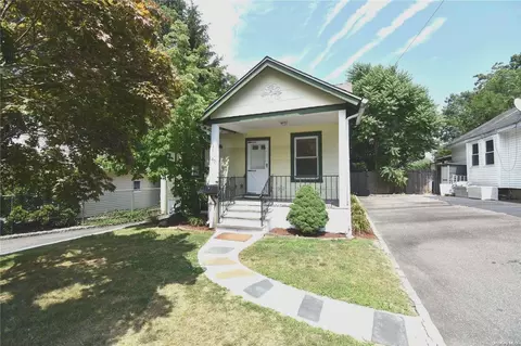 40 Hemlock Ave, Huntington, NY 11743