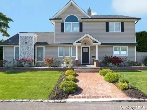 543 Bay 5th St, West Islip, NY 11795