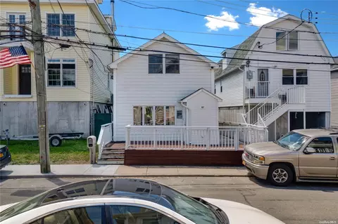 42 W 10th Rd, New York, NY 11693