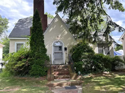 24 Robert St, Babylon, NY 11702