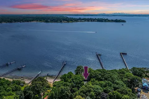 18 Hicks Ln, North Hempstead, NY 11050