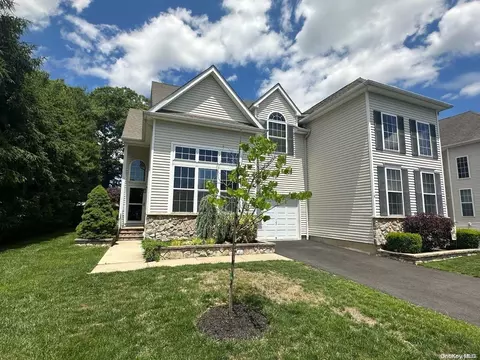 19 Yellowstone Loop #19, Bohemia, NY 11716