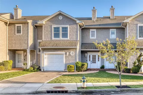 16 Ocean Watch Ct #16, Freeport, NY 11520