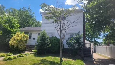 125 W Alhambra Ave, Lindenhurst, NY 11757