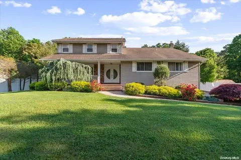 10 Weathervane Way, Dix Hills, NY 11746
