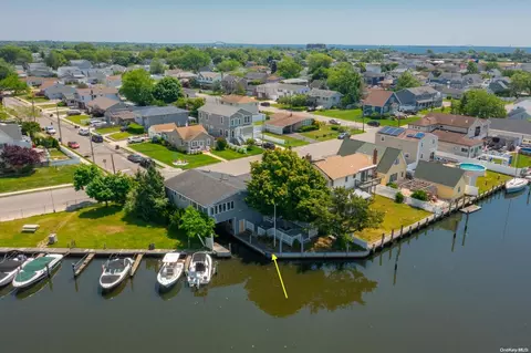 202 E Shore Rd, Lindenhurst, NY 11757