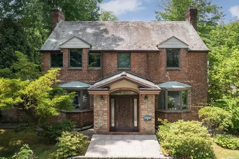 62 Station Rd, North Hempstead, NY 11023