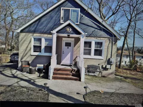 53 W 8th St, Ronkonkoma, NY 11779