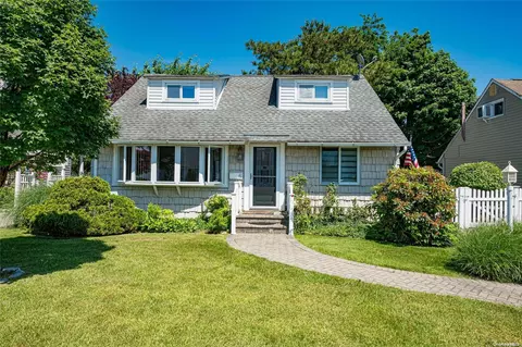 41 Briggs St, Hicksville, NY 11801