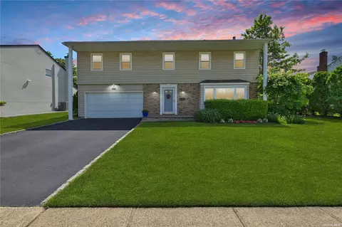 10 Brussel Dr, North Hempstead, NY 11040