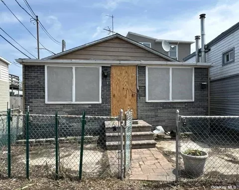802 Lanark Rd, New York, NY 11693