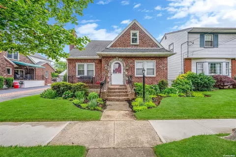 6 Maple Ave, Floral Park, NY 11001