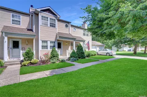 22 Jefferson Cmns #22, Yaphank, NY 11980