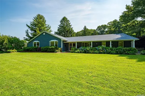 7 Somner Dr, Dix Hills, NY 11746