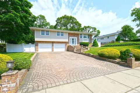 19 Eagle Ln, Hauppauge, NY 11788