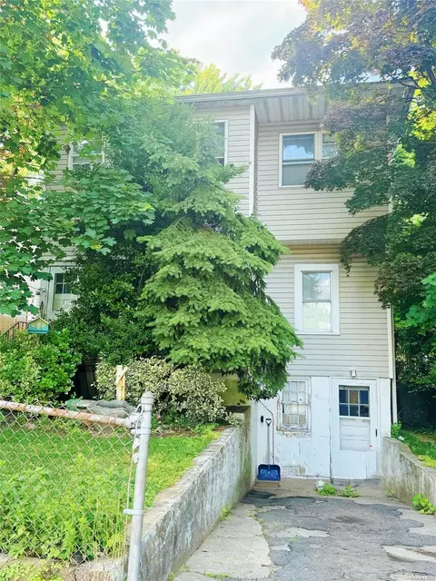 221 Manorhaven Blvd, North Hempstead, NY 11050