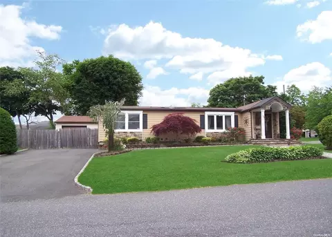 15 Samuel St, Lake Ronkonkoma, NY 11779