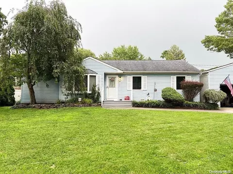 25 Evelyn Ln, Centereach, NY 11720