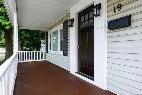 19 Locust St, Glen Cove, NY 11542