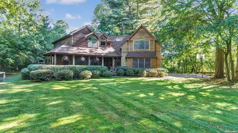 39 Hitchcock Ln, North Hempstead, NY 11568