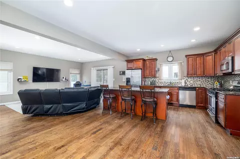 195 Howard Ave, Copiague, NY 11726