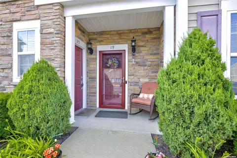 19 Strangford Ct #19, Oceanside, NY 11572