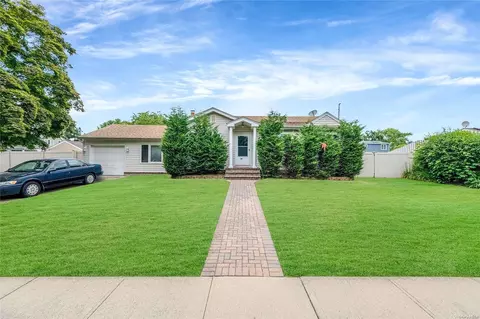 263 N Park Dr, Massapequa, NY 11758