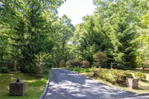 22 Woodhollow Ln, Northport, NY 11768