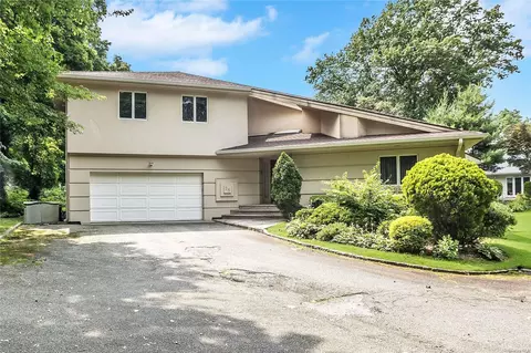 35 Center Dr, North Hempstead, NY 11576
