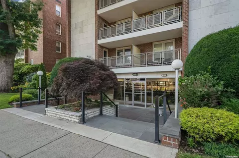 110 Brooklyn Ave #1A, Freeport, NY 11520