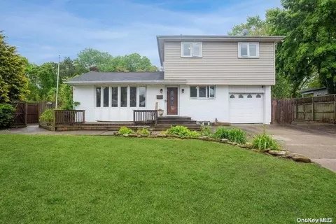 6 Riverdale Ave, Oakdale, NY 11769