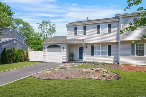8 Walnut St, Central Islip, NY 11722