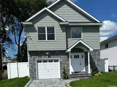 24 Halycon Rd, Lindenhurst, NY 11757