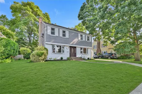 71 Meadow St, Garden City, NY 11530