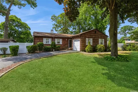 10 N 5th St, Holbrook, NY 11741