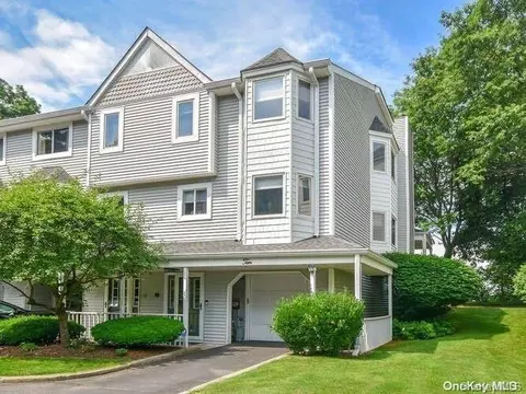 10 Highland Mews Rd #10, Glen Cove, NY 11542