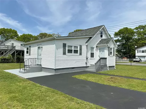 21 Stuart Rd, Shirley, NY 11967