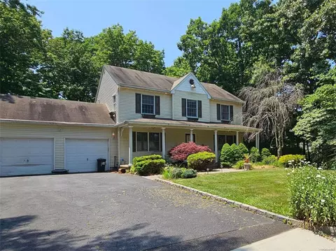 6 Munroe Ave, Mount Sinai, NY 11766