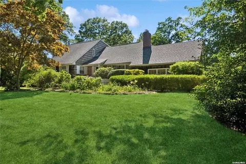 19 Greenhill Ln, Huntington, NY 11743